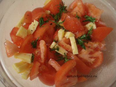 Салат с помидорами, сыром и чесноком
