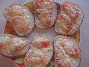 Вкусный горячий бутерброд с сыром и помидорами
